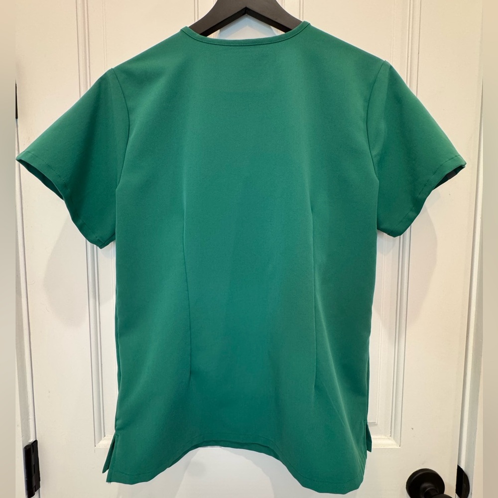 Figs Indocyanine Green Scrub Set- Medium Petite 💚 - Picture 10 of 14